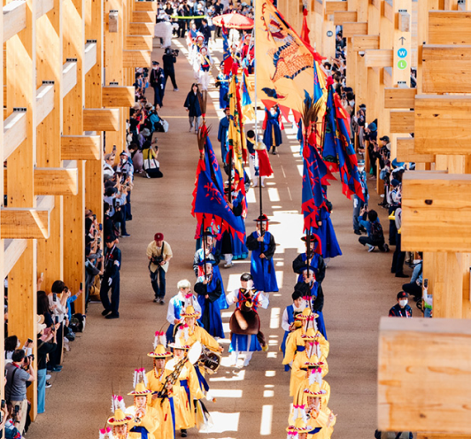 조선통신사 재현 행사로 보이는 건물 내부의 모습