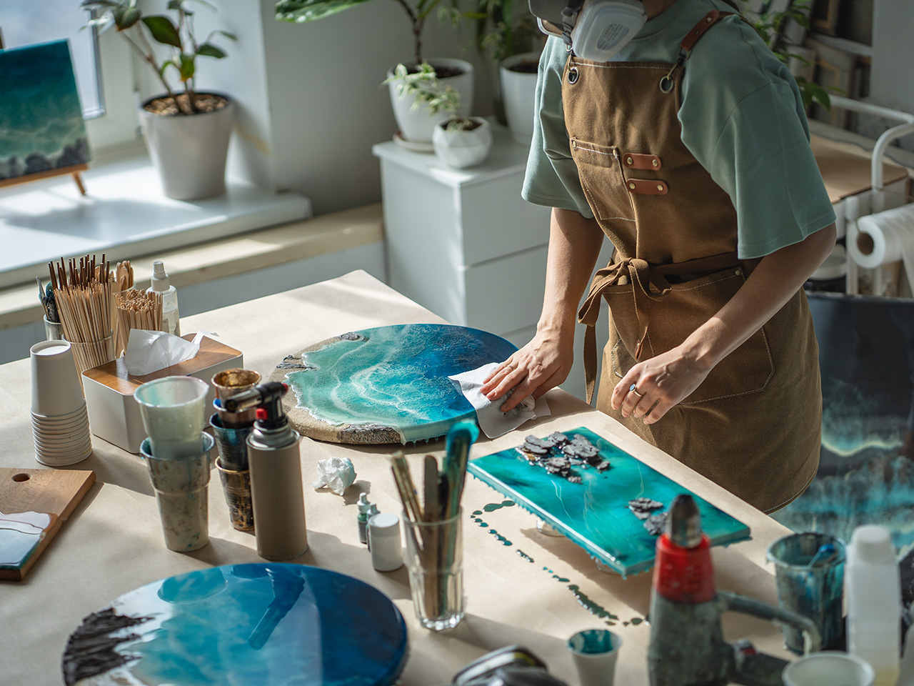 작업대 위에서 레진 아트를 닦고 있는 예술가