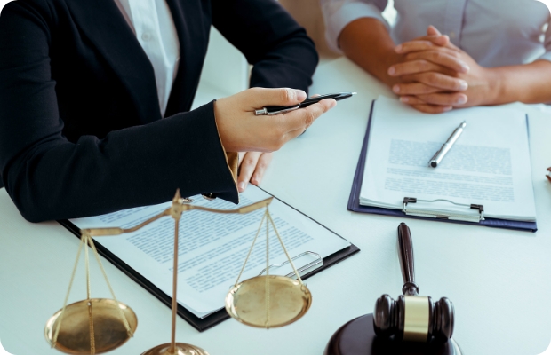 두 사람이 서류를 검토하며 회의하는 모습